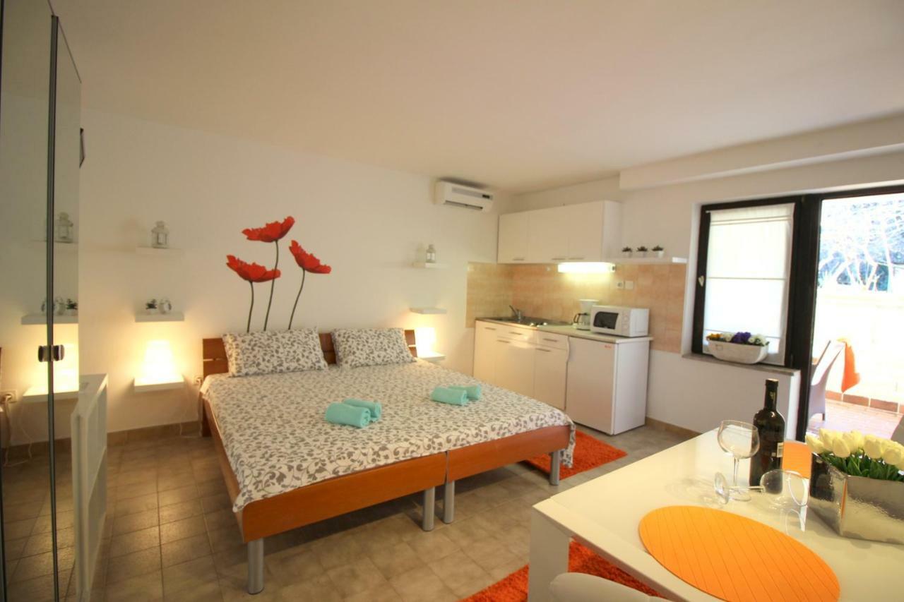 Apartments Sabina Poreč Exteriör bild